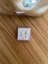 Lade das Bild in den Galerie-Viewer, Silver Bow Studs
