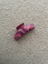 Lade das Bild in den Galerie-Viewer, Pink Swirl Hair Clip
