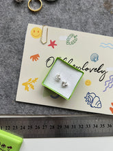 Lade das Bild in den Galerie-Viewer, Silver Tiny Heart Studs
