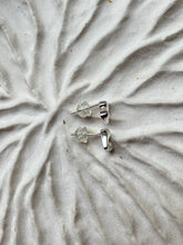 Lade das Bild in den Galerie-Viewer, Silver Tiny Heart Studs
