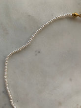 Lade das Bild in den Galerie-Viewer, Tiny freshwaterpearl choker
