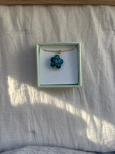 Lade das Bild in den Galerie-Viewer, Glas Flower Necklace
