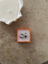 Lade das Bild in den Galerie-Viewer, Silver Tiny classic hoops
