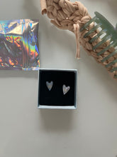 Lade das Bild in den Galerie-Viewer, Shiny Heart Studs
