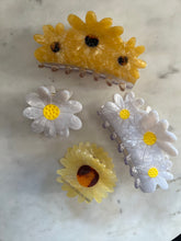 Lade das Bild in den Galerie-Viewer, Flowers Hair Clips
