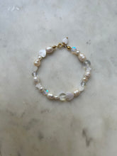 Lade das Bild in den Galerie-Viewer, Ice Pearl Bracelet
