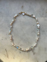 Lade das Bild in den Galerie-Viewer, Ice Pearl Choker
