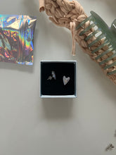 Lade das Bild in den Galerie-Viewer, Shiny Heart Studs
