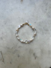 Lade das Bild in den Galerie-Viewer, Ice Pearl Bracelet
