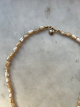 Lade das Bild in den Galerie-Viewer, Beige Pearl Choker
