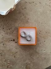 Lade das Bild in den Galerie-Viewer, Silver Tiny classic hoops
