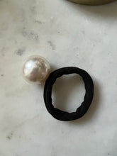 Lade das Bild in den Galerie-Viewer, Pearl hair Tie
