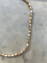 Lade das Bild in den Galerie-Viewer, Beige Pearl Choker
