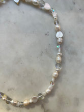 Lade das Bild in den Galerie-Viewer, Ice Pearl Choker
