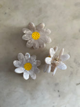 Lade das Bild in den Galerie-Viewer, Flowers Hair Clips
