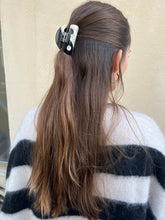 Lade das Bild in den Galerie-Viewer, Mini Black Yin &amp; Yang Hair Clip
